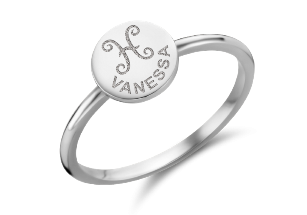 names4ever-zilveren-graveerbare-zegelring-met-ronde-bovenkant-en-naam-vanessa