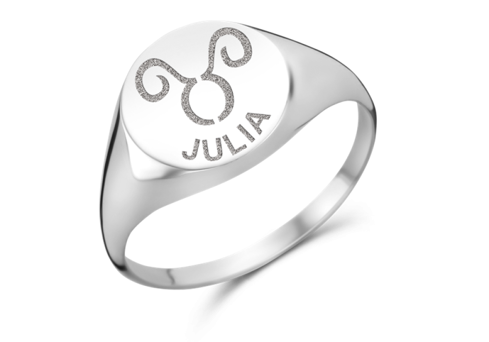 names4ever-zilveren-ovale-zegelring-met-sterrenbeeld-ram-en-naam-julia-graveerbaar