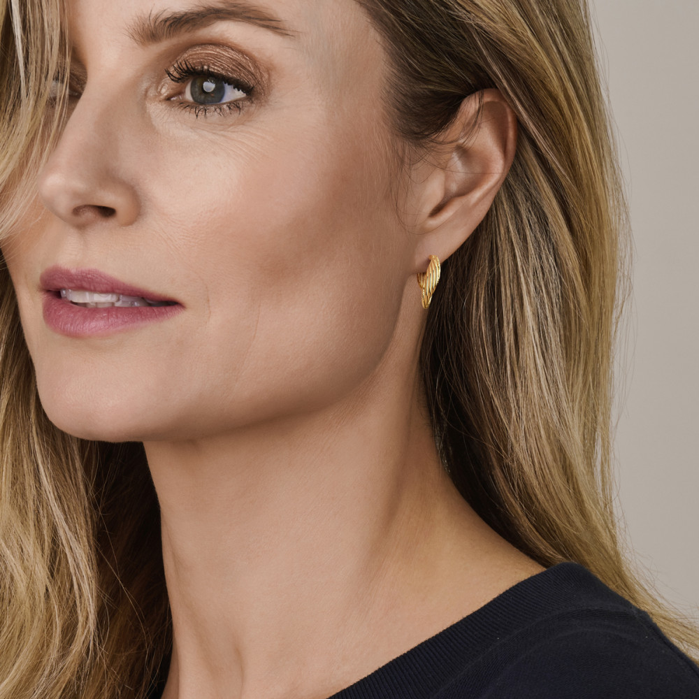 oorringen-goudkleurig-gedraaid-en-gediamanteerde-afwerking-7-mm-breed-x-25-mm-hoog