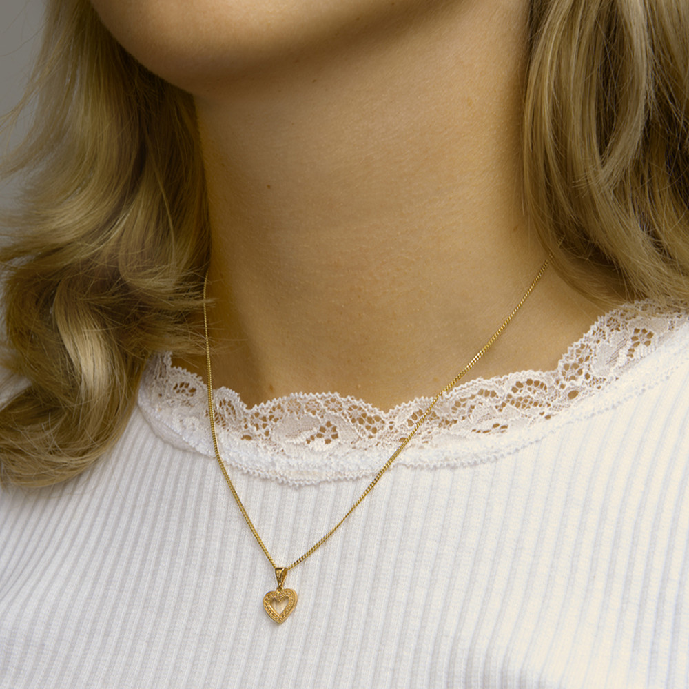 open-gouden-hart-hanger-bezet-met-zirkonia-s-10-5-mm-breed-hoogte-17-mm