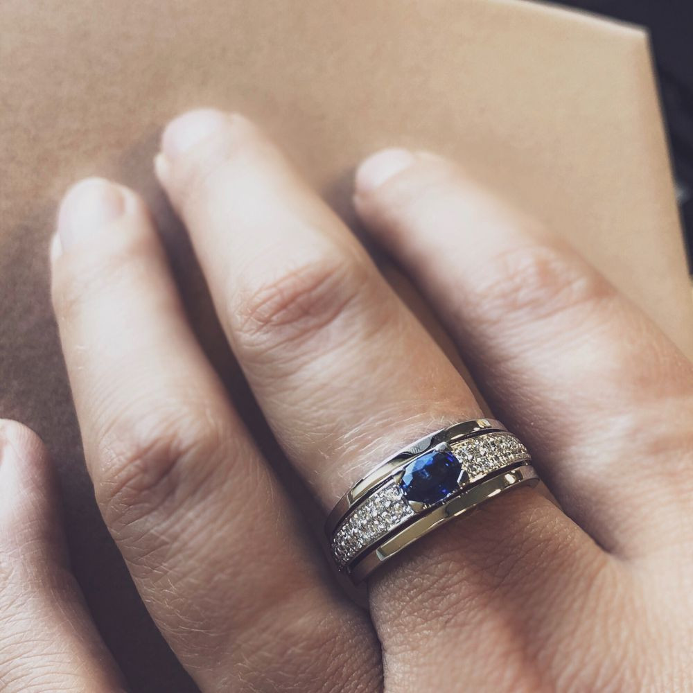 ovale-solitair-ring-van-14-karaat-witgoud-met-blauwe-saffier-en-diamanten-zijstenen
