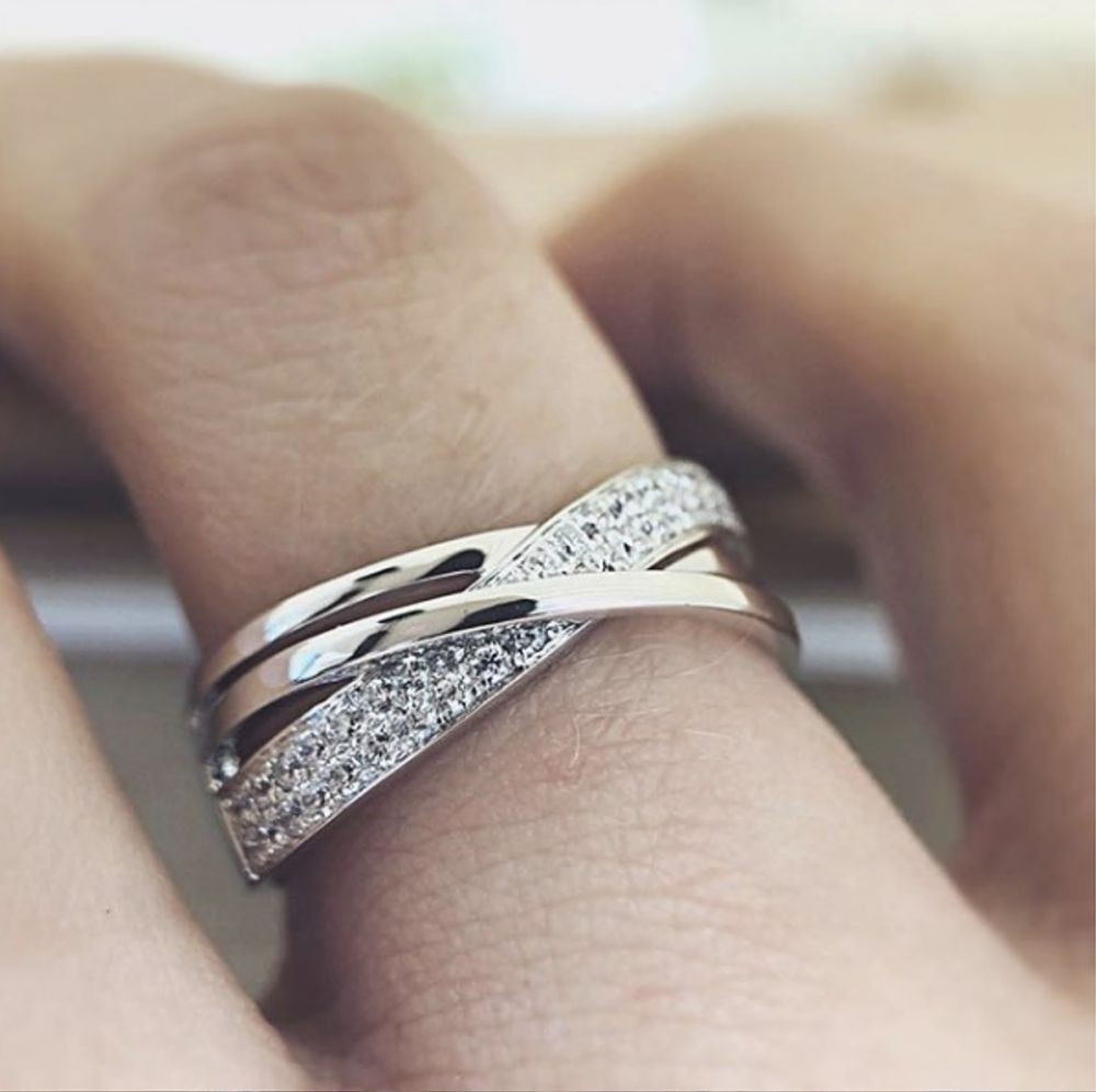 pave-crossover-ring-van-14-karaat-witgoud-met-zirkonia-en-elegant-kruisend-ontwerp