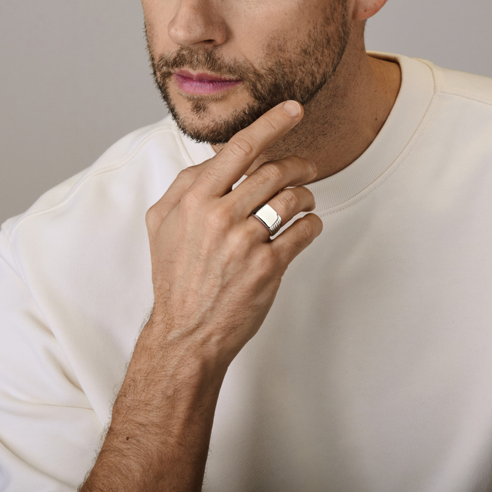 personaliseerbare-heren-ring-gerhodineerd-zilver-met-rechthoekig-12-mm-breedte