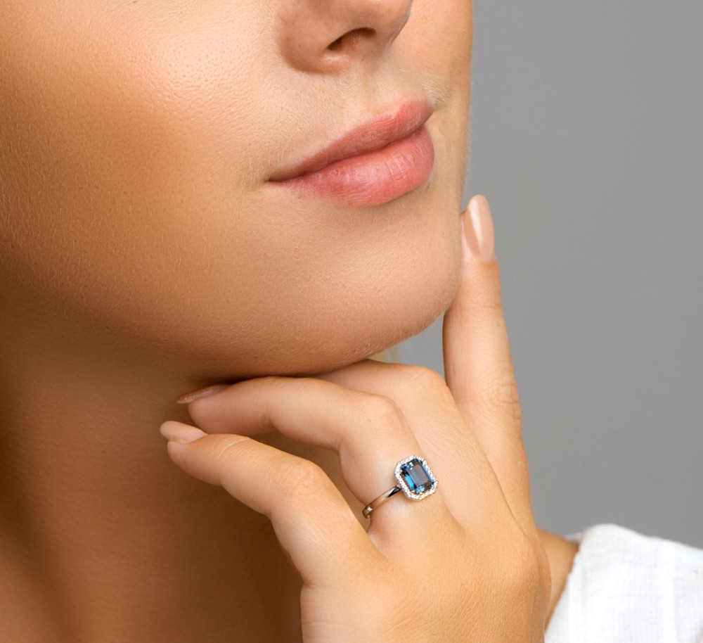 rechthoekige-entourage-ring-van-14-karaat-witgoud-met-blauwe-topaas-en-diamanten