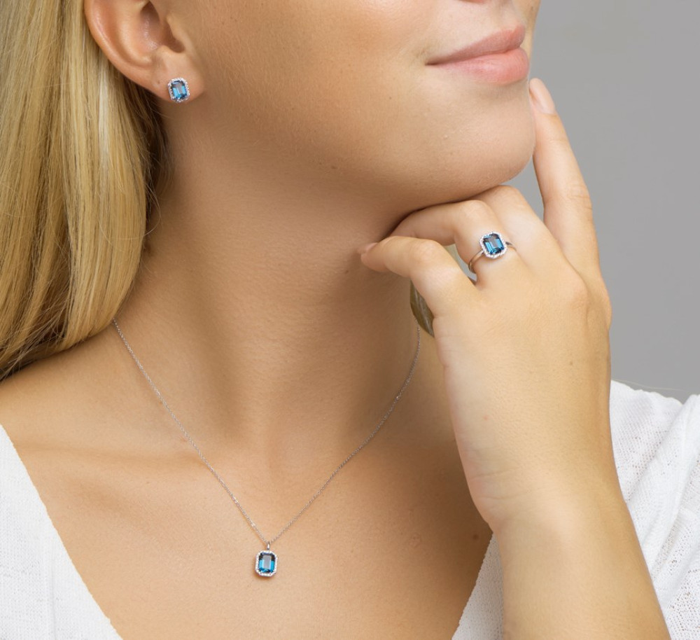 rechthoekige-entourage-ring-van-14-karaat-witgoud-met-blauwe-topaas-en-diamanten
