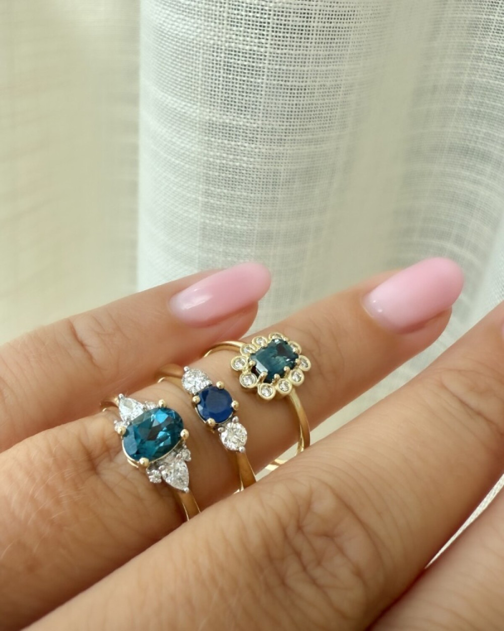 ring-14-karaat-goud-blauw-saffier-0-35-crt-transparant-diamant-0-20-crt-4-5-mm-breedte
