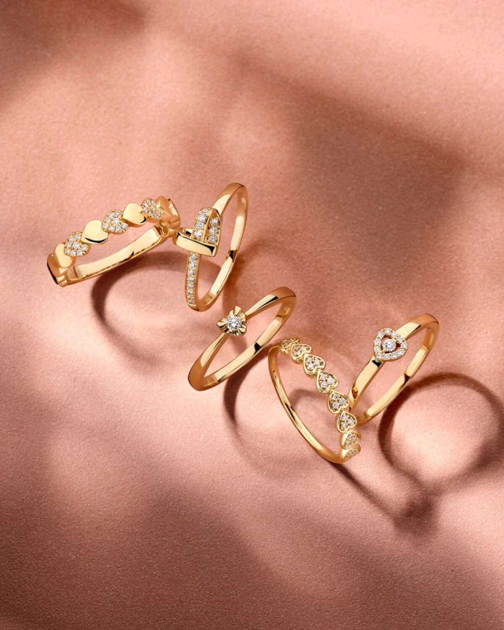 ring-14-karaat-goud-diamanten-hartjes-0-09-crt-3-8-mm-breedte