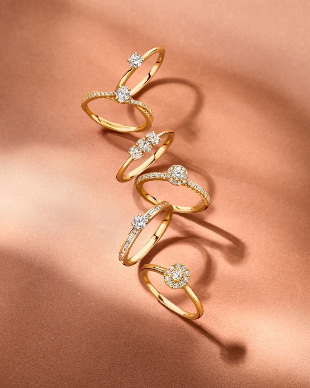 ring-14-karaat-goud-drie-marquise-diamanten-transparant-0-56-crt-4-5-mm-breedte