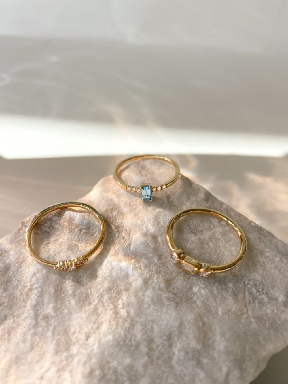 ring-14-karaat-goud-topaas-blauw-en-diamant-transparant-0-05-crt-5-5-mm-breedte