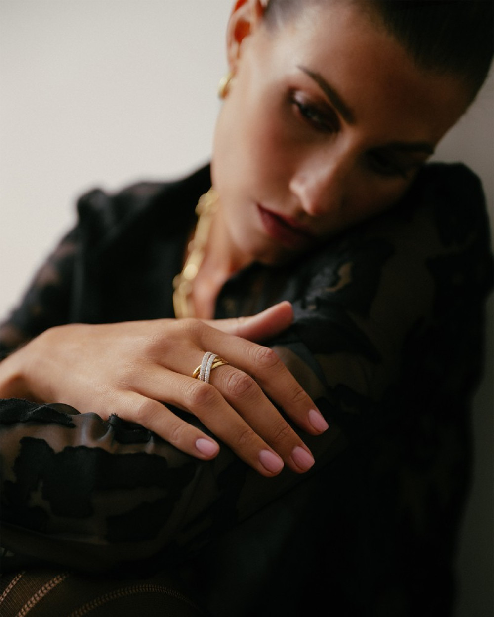 ring-met-gekruiste-banen-van-goud-en-witgoud-gezet-met-diamanten-0-51-crt