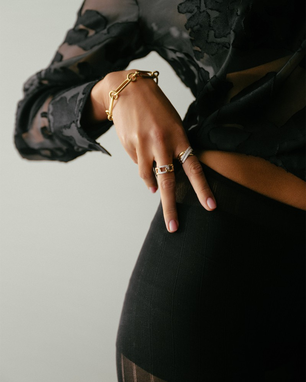 ring-met-gekruiste-banen-van-goud-en-witgoud-gezet-met-diamanten-0-51-crt