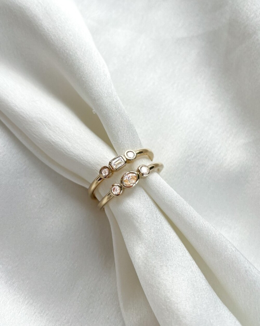 ring-van-14-karaat-goud-met-een-ovale-en-twee-ronde-diamanten-0-21-crt