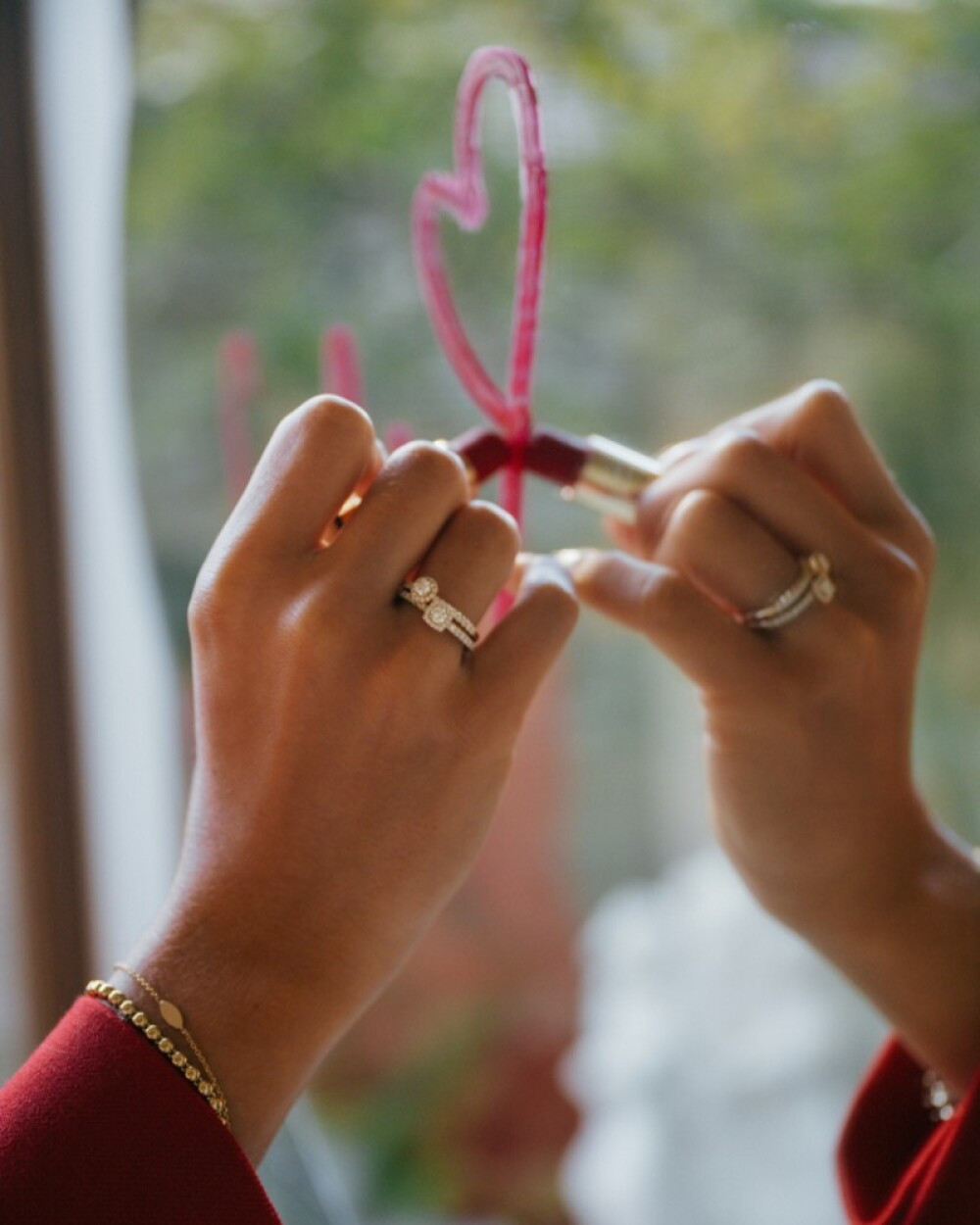 ring-van-14-karaat-goud-met-ronde-diamanten-halo-en-zijstenen-0-50-crt