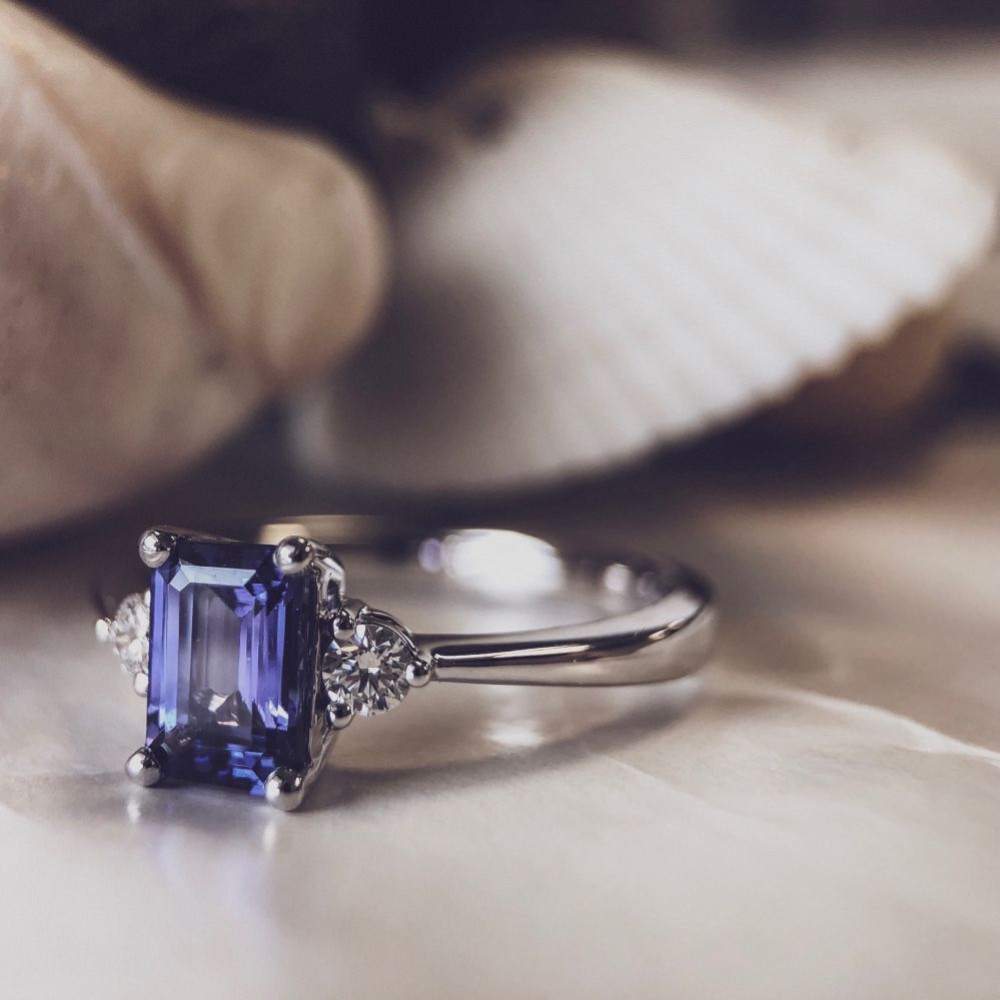ring-van-14-karaat-witgoud-met-0-14-crt-diamant-en-een-blauwe-tanzaniet-als-middelpunt