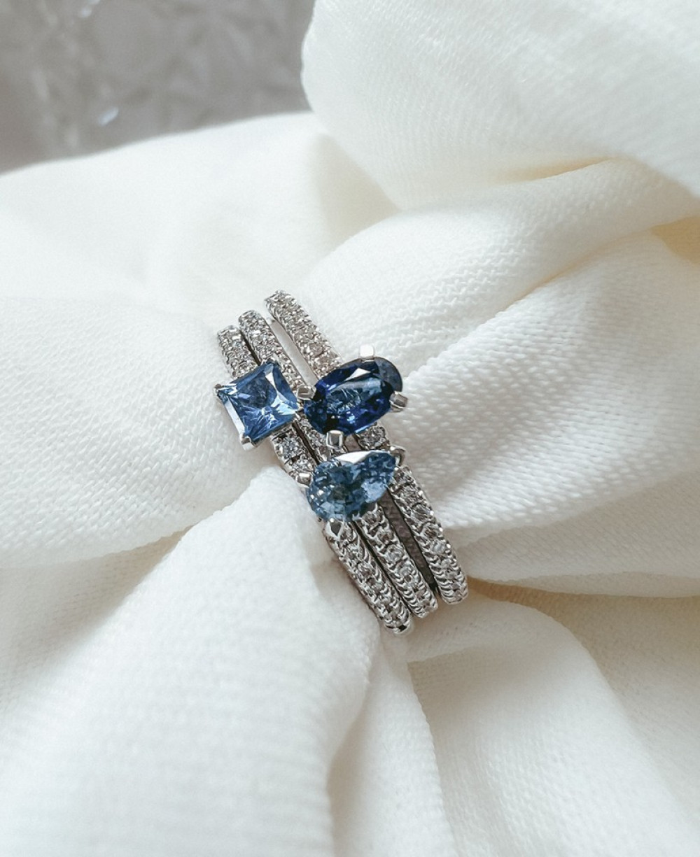 ring-van-14-karaat-witgoud-met-prinses-geslepen-blauwe-saffier-en-diamanten-0-10-crt