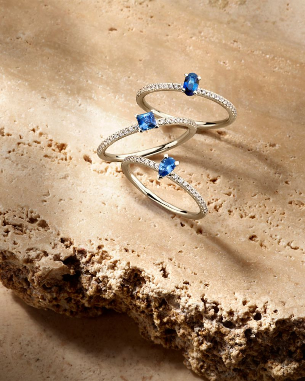 ring-van-14-karaat-witgoud-met-prinses-geslepen-blauwe-saffier-en-diamanten-0-10-crt