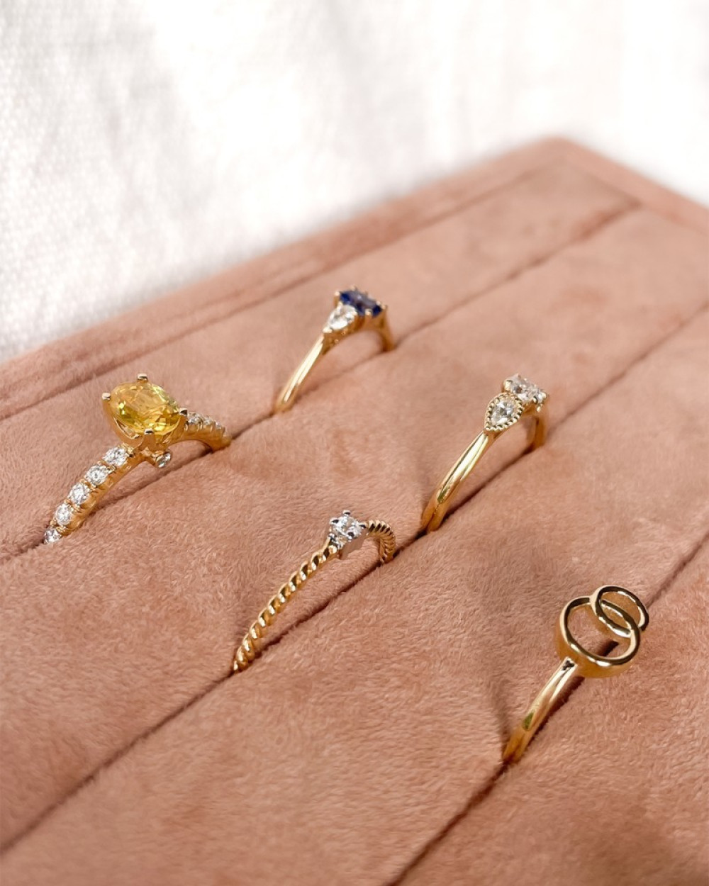 ring-van-18-karaat-goud-0-54-crt-diamanten-en-gele-ovale-saffier