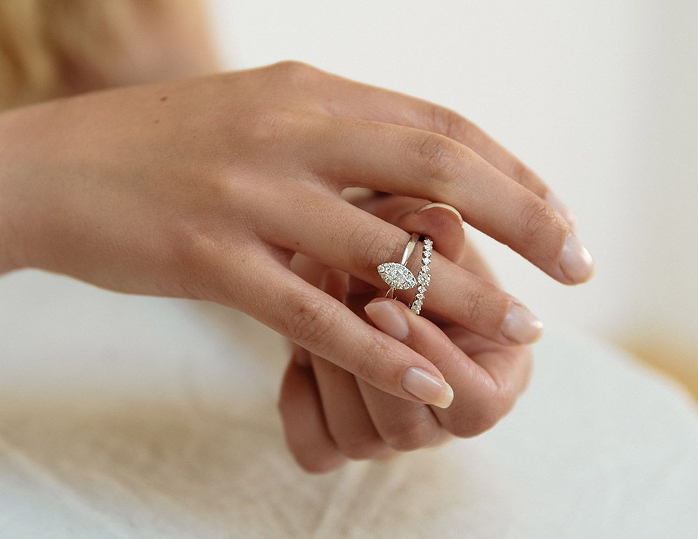 ring-van-witgoud-met-diamanten-0-26-crt-in-speelse-zetting-3-mm-breed