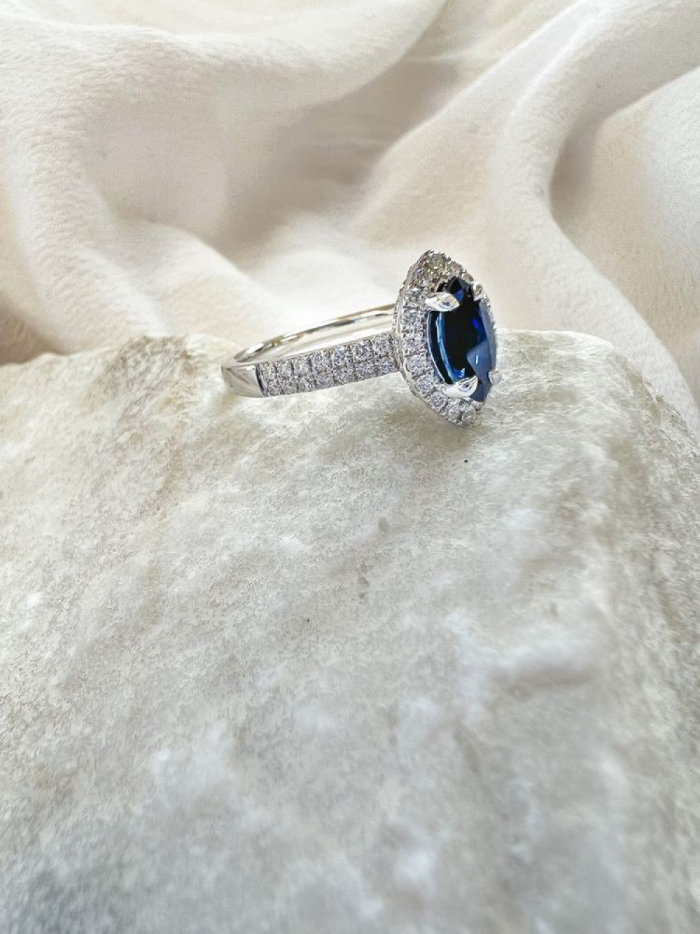 ring-van-witgoud-met-diamanten-halo-0-53-crt-en-marquise-geslepen-saffier-in-vintage-stijl