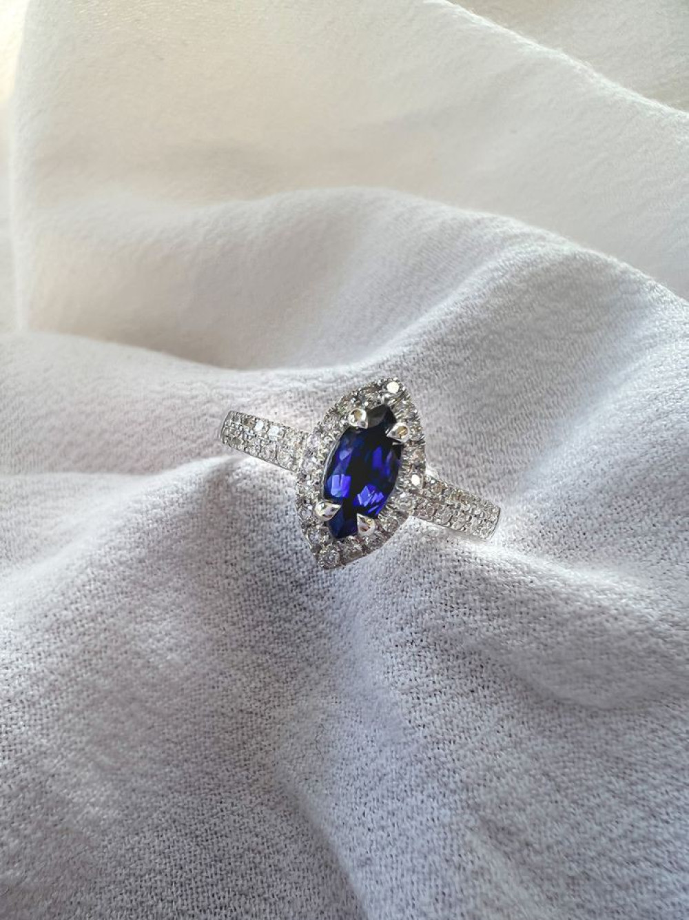 ring-van-witgoud-met-diamanten-halo-0-53-crt-en-marquise-geslepen-saffier-in-vintage-stijl