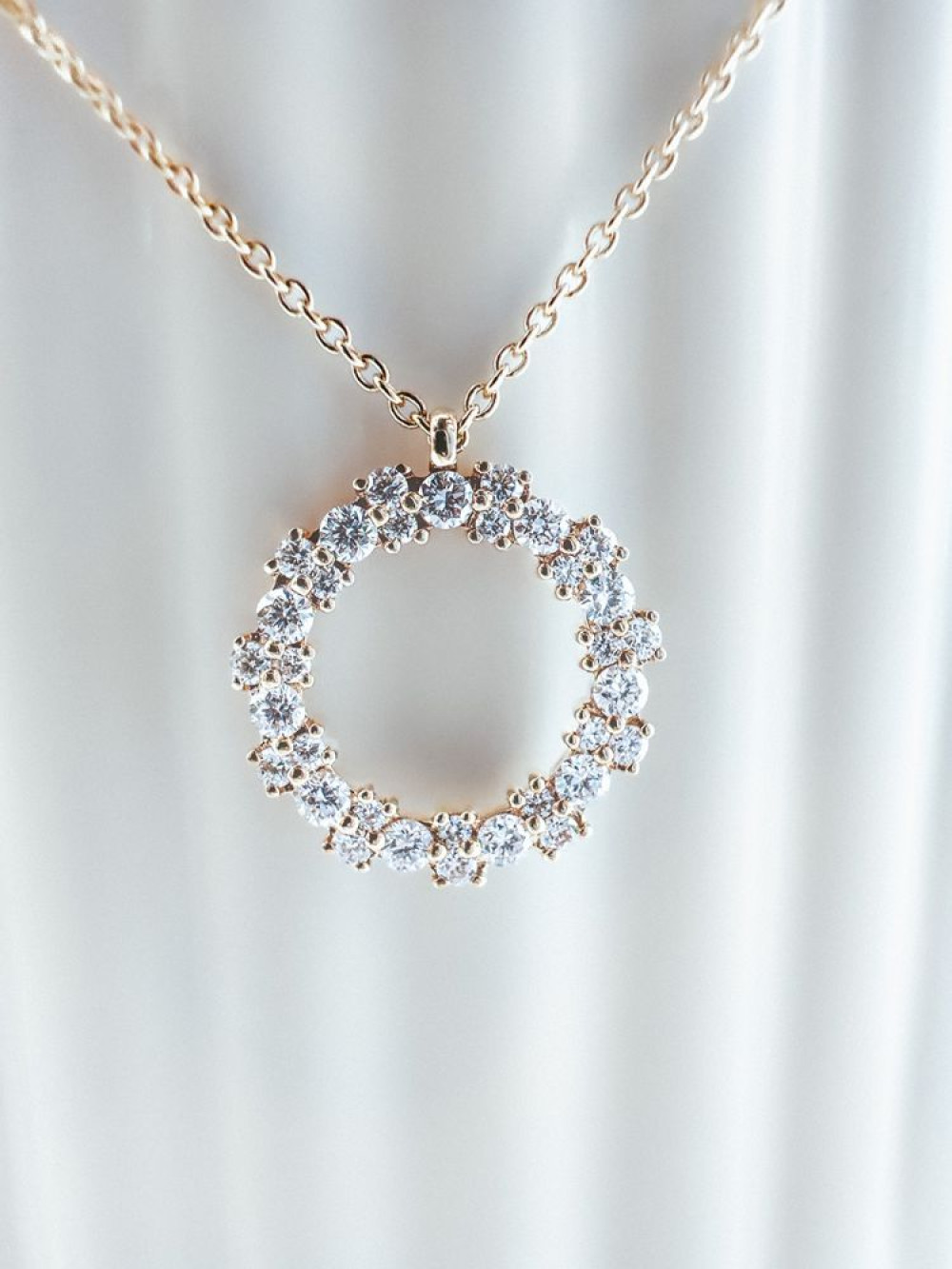 rond-14-karaat-gouden-collier-met-diamant-lengte-verstelbaar-40-42-cm