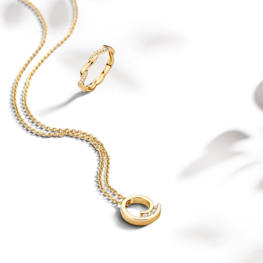 rond-geelgouden-collier-met-diamantjes-14-karaat-collier-met-hanger