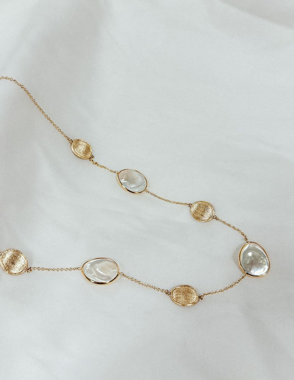 rond-ovaal-14-karaat-gouden-collier-met-wit-parelmoer-lengte-45-cm
