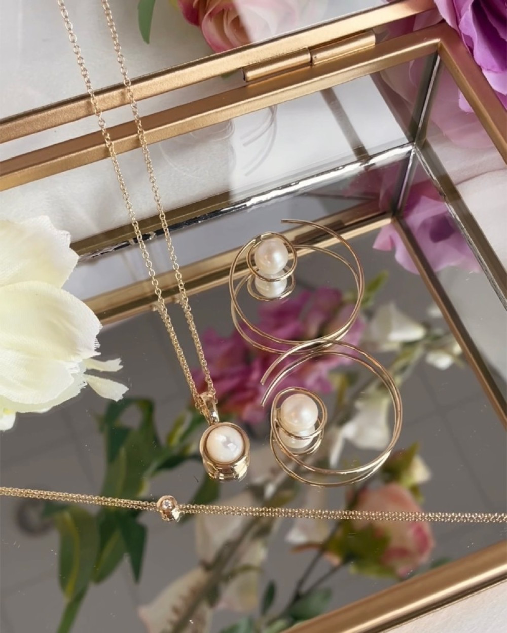 ronde-14-karaat-gouden-collier-met-parelmoer-lengte-45-cm