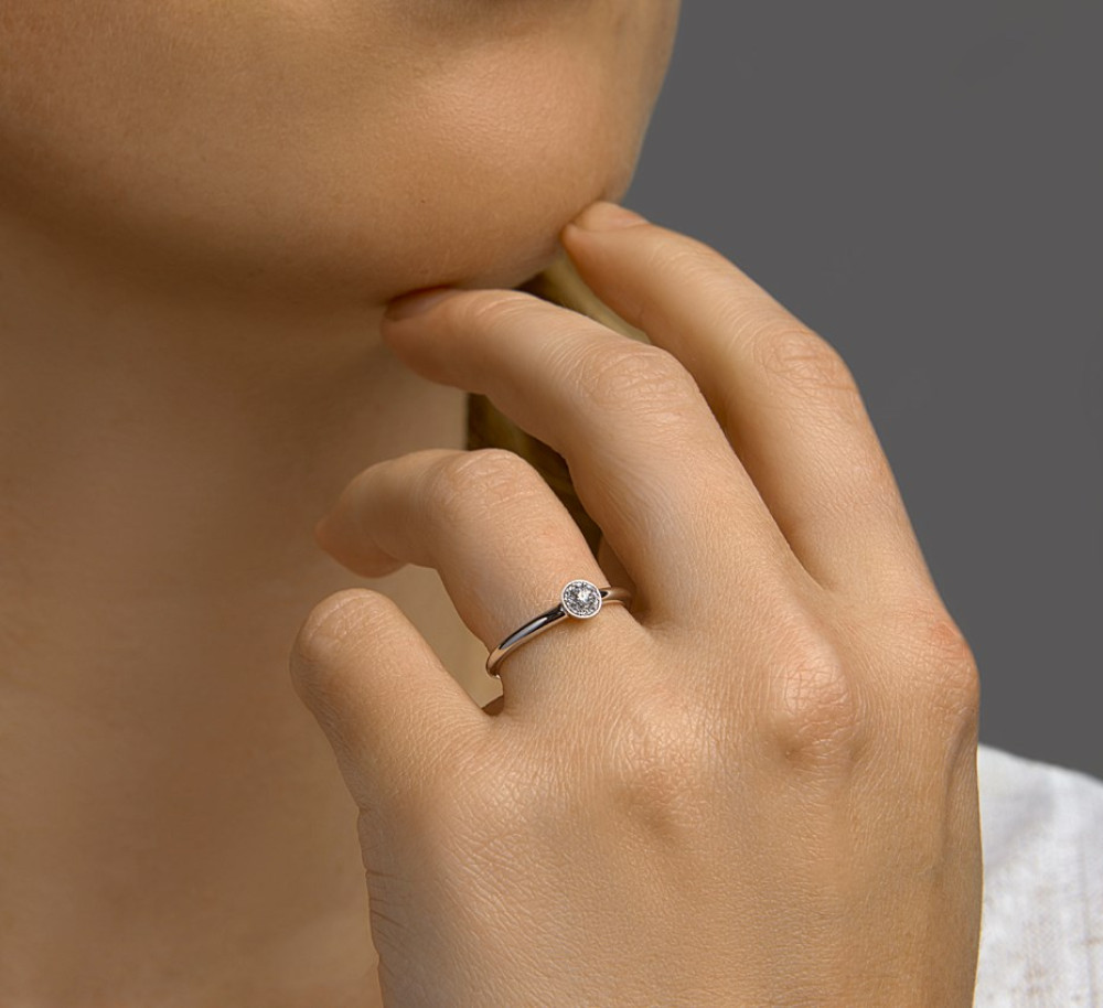 ronde-entourage-ring-van-14-karaat-witgoud-met-centrale-diamant-en-pave-gezette-diamanten-0-09-crt