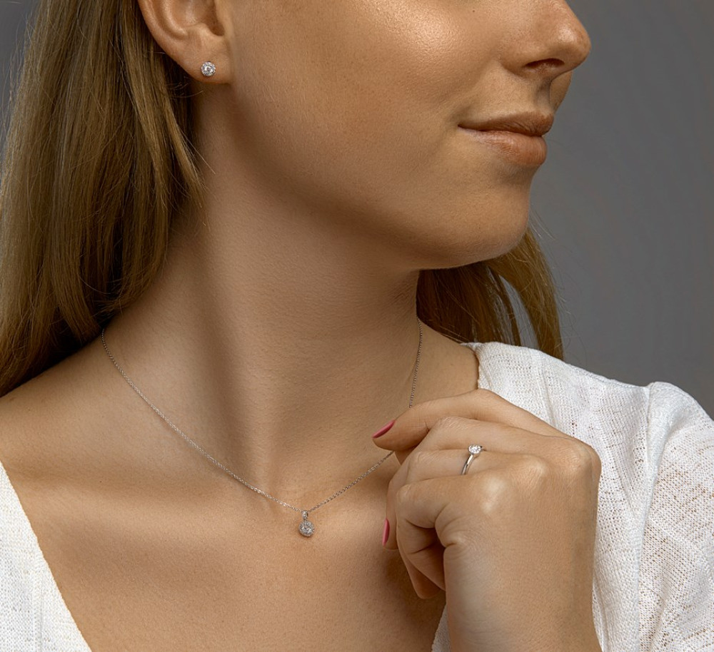 ronde-entourage-ring-van-14-karaat-witgoud-met-centrale-diamant-en-pave-gezette-diamanten-0-09-crt