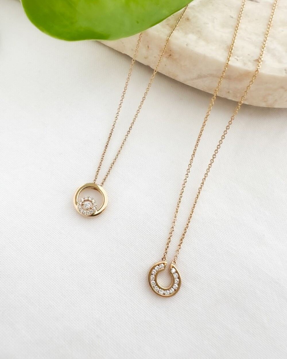 ronde-gouden-ketting-van-93-mm-met-diamanten-hanger-006-crt-lengte-42-44-45-cm