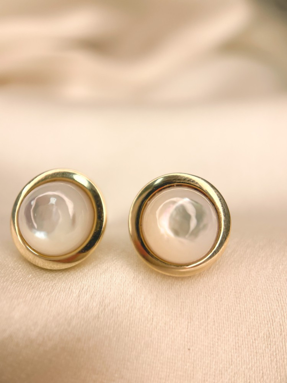 ronde-oorstekers-parelmoer-goud-diameter-11-mm