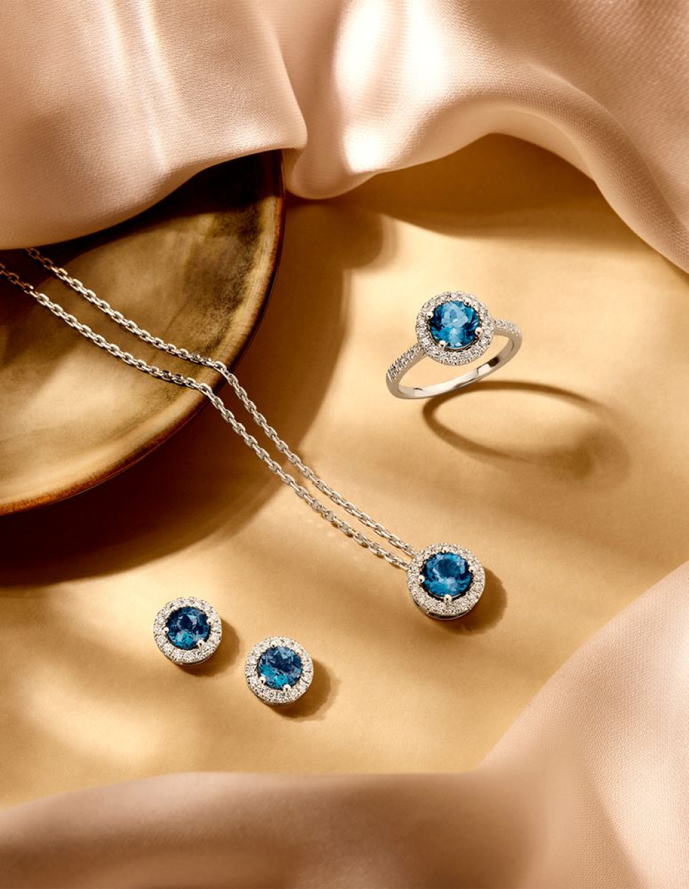 ronde-witgouden-collier-met-blauwe-saffier-en-diamanten-lengte-verstelbaar-43-45-cm