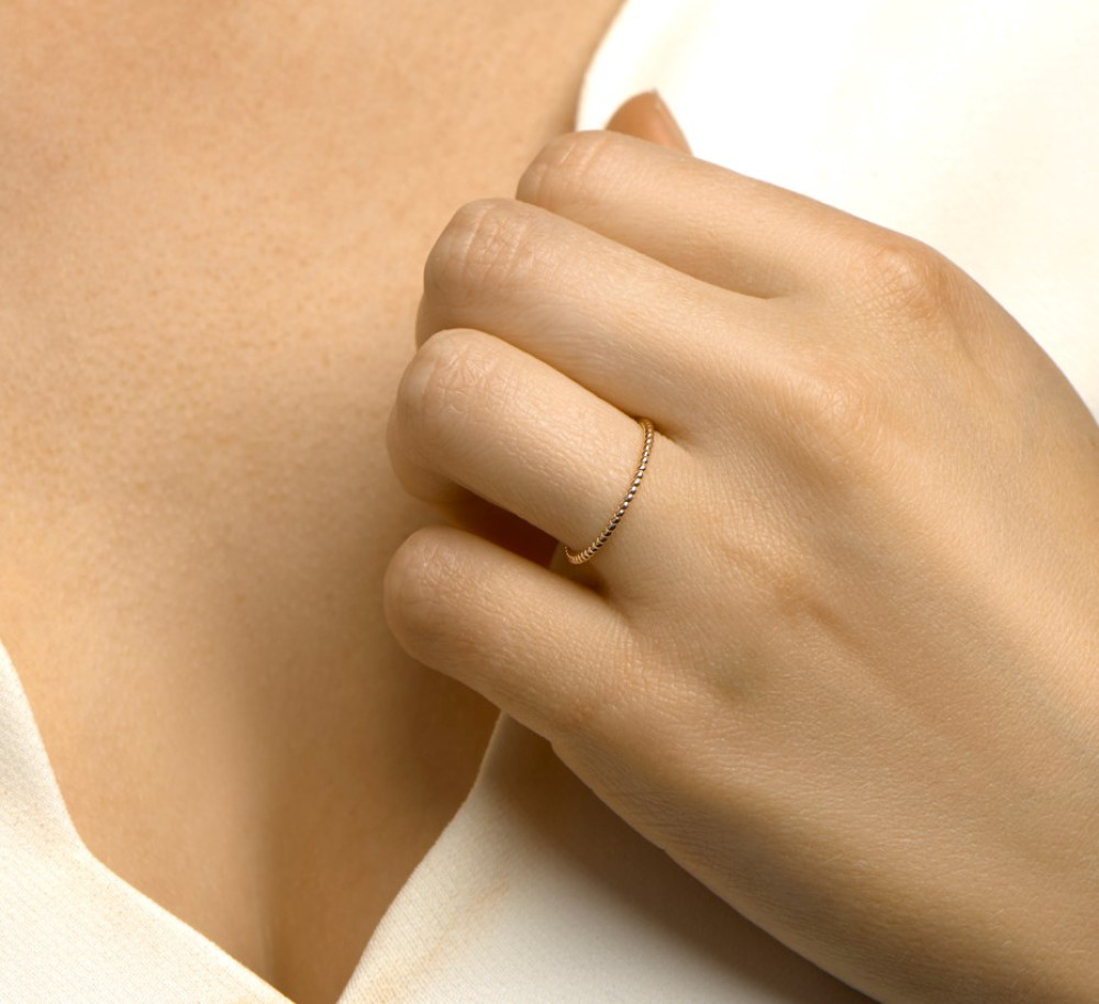 rosegouden-aanschuifring-met-fijn-gevlochten-ontwerp