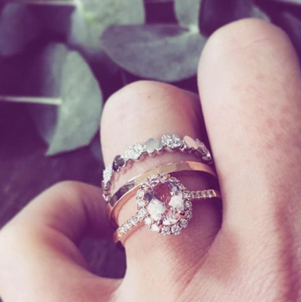 rosegouden-halo-ring-met-ovale-morganiet-en-diamanten