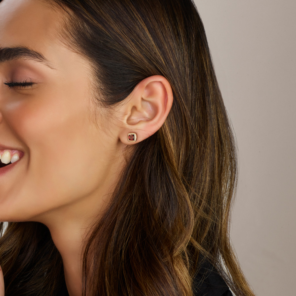 rosegouden-oorknopjes-14-karaat-met-diamant-en-rhodoliet-015-crt-95mm-x-95mm