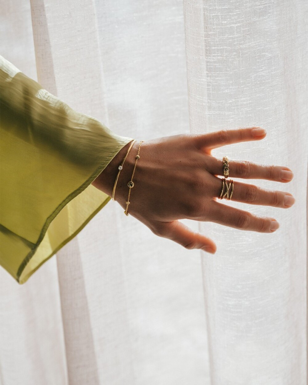 schakelring-met-bladeren-van-14-karaat-goud-en-diamanten-0-04-crt