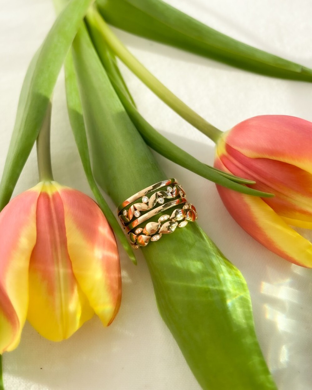 schakelring-met-bladeren-van-14-karaat-goud-en-diamanten-0-04-crt