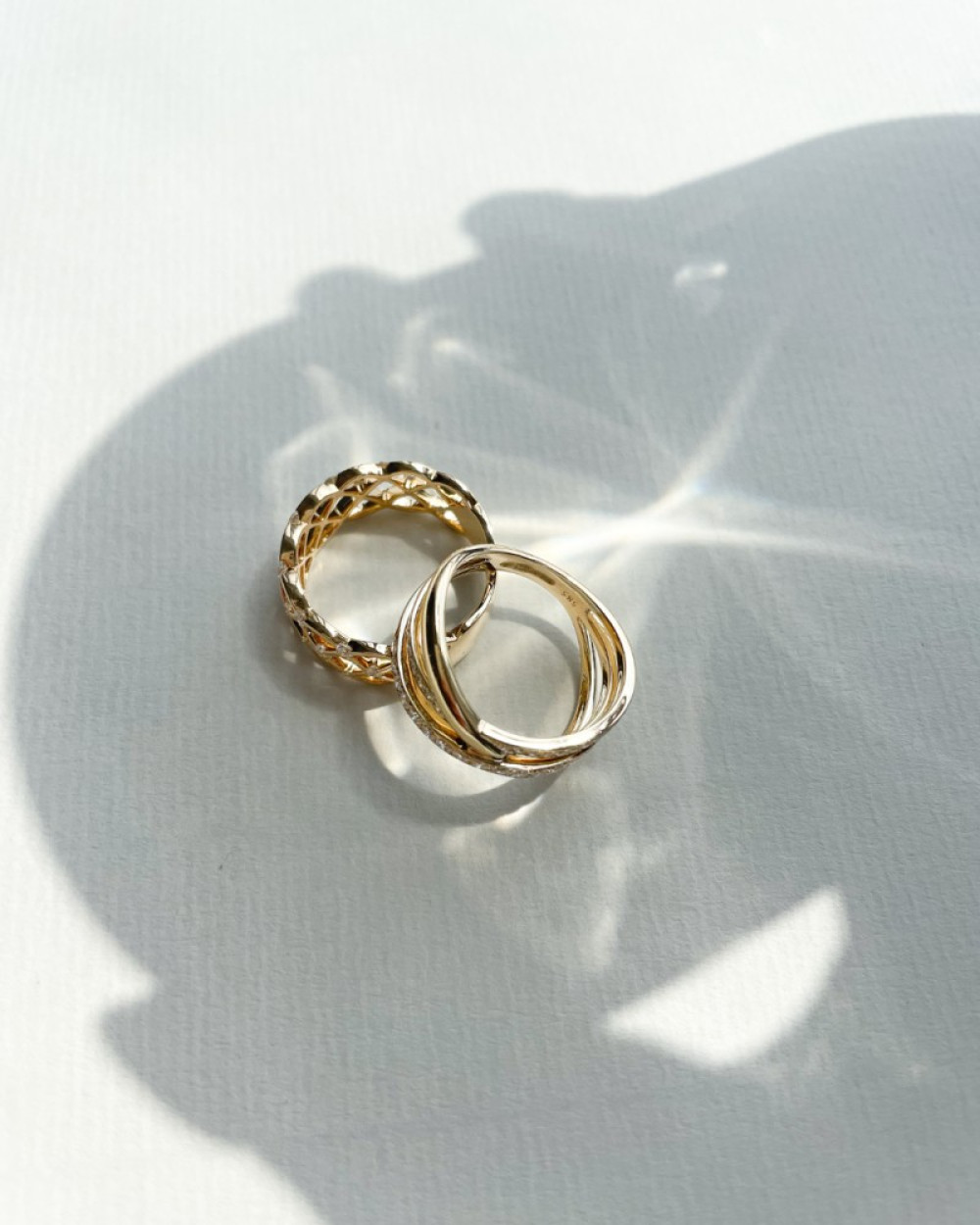 schakelring-van-14-karaat-goud-met-geweven-ontwerp-en-diamanten-0-46-crt