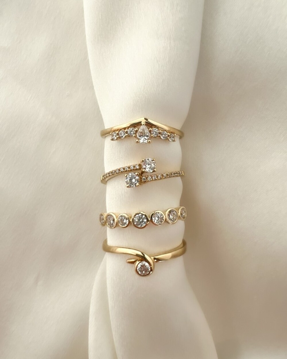 schakelring-van-14-karaat-goud-met-ronde-zirkonia-rij-3-7-mm-breed