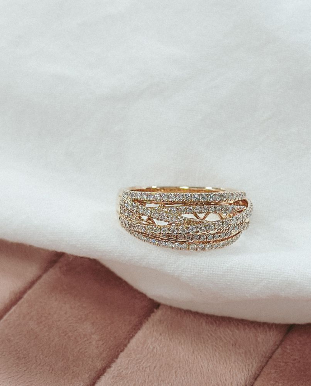 schitterende-ring-van-14-karaat-goud-met-diamanten-banen-van-0-71-crt