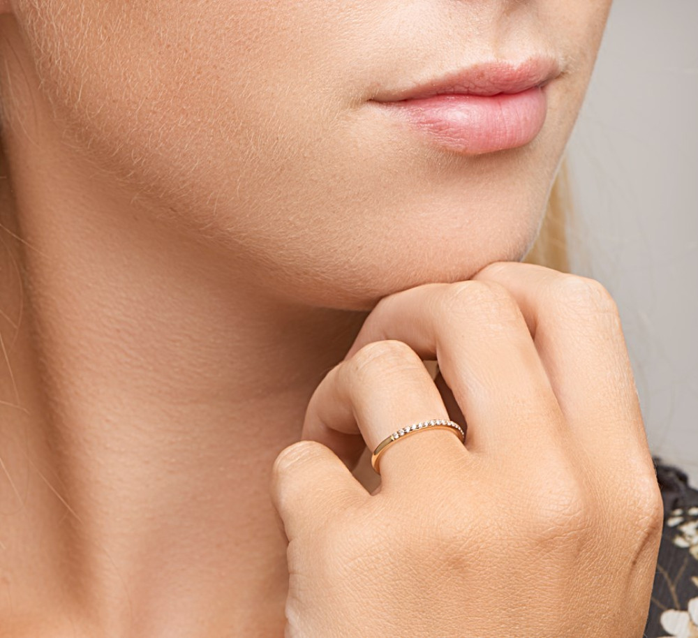 slanke-pave-aanschuifring-van-14-karaat-goud-met-diamanten-in-pavezetting-0-13-crt