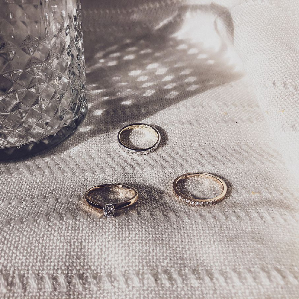 slanke-pave-aanschuifring-van-14-karaat-goud-met-sprankelende-diamanten-0-12-crt