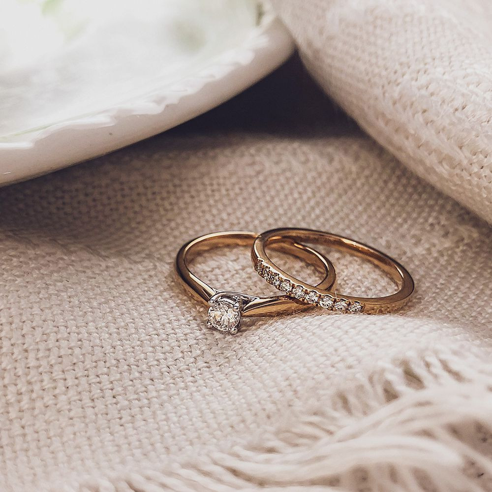 slanke-pave-aanschuifring-van-14-karaat-goud-met-sprankelende-diamanten-0-12-crt