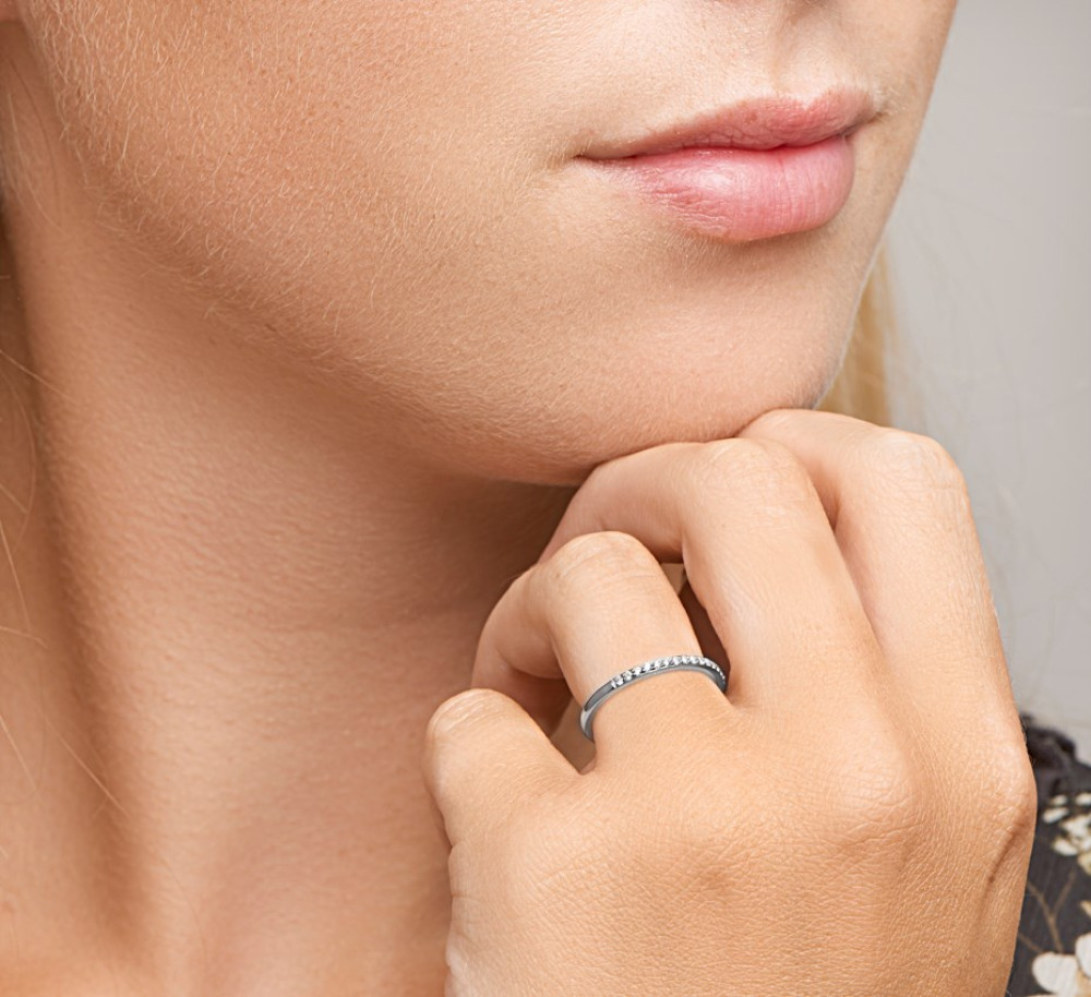 slanke-pave-aanschuifring-van-14-karaat-witgoud-met-diamanten-in-pavezetting-0-13-crt