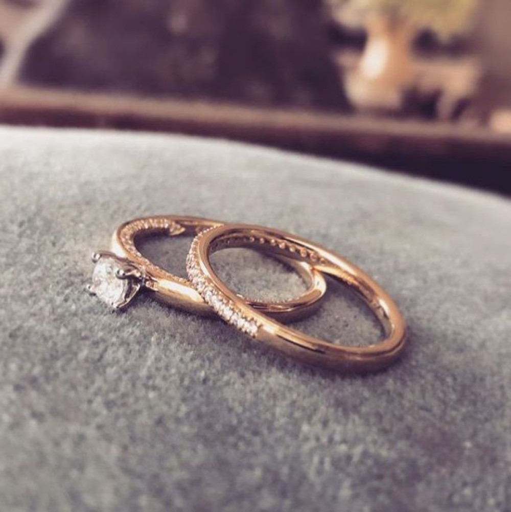 smal-pave-aanschuifring-van-14-karaat-geelgoud-met-briljant-geslepen-diamanten-0-17-crt