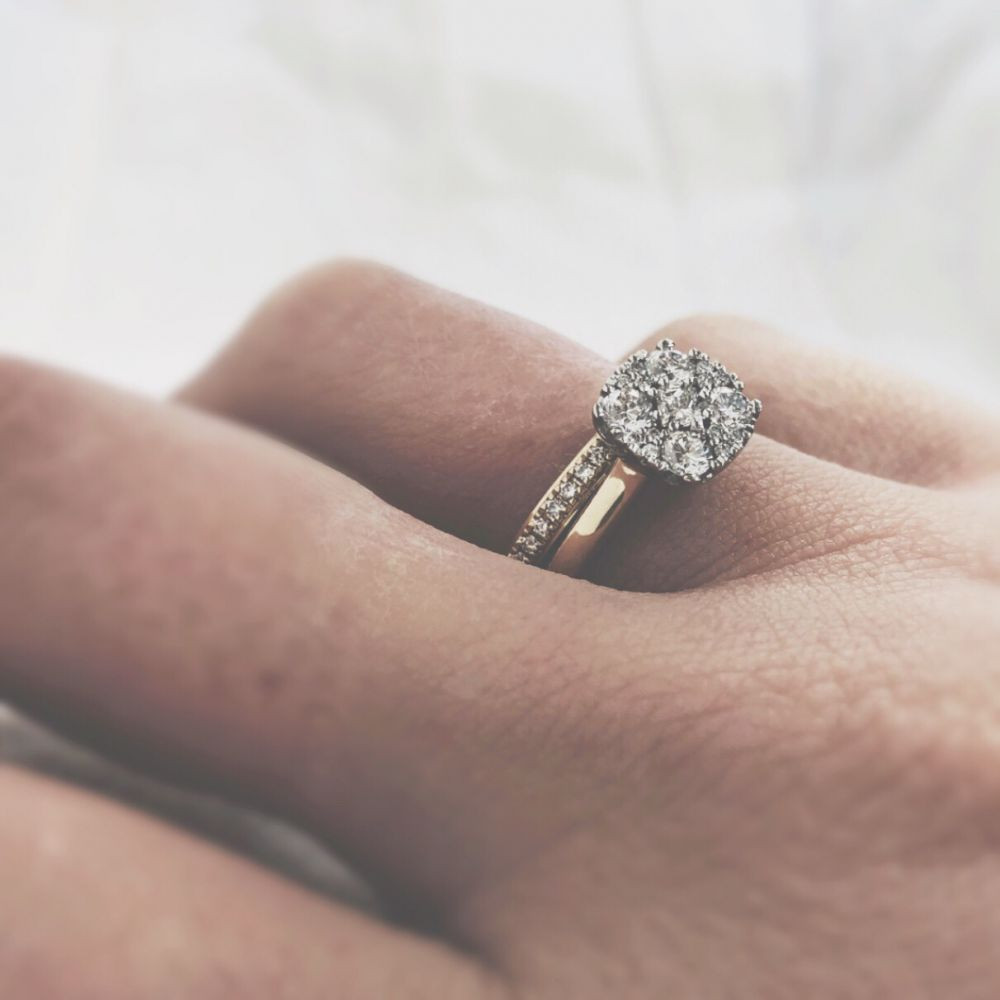 smal-pave-aanschuifring-van-14-karaat-geelgoud-met-briljant-geslepen-diamanten-0-17-crt