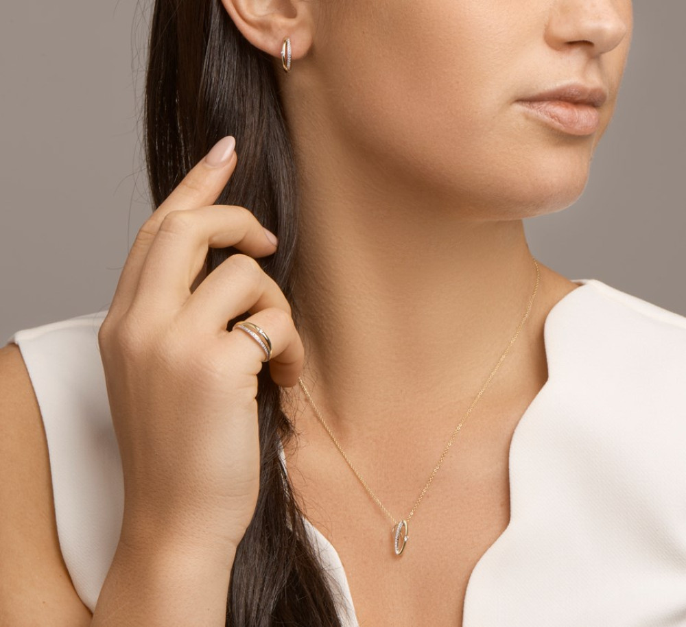 solitair-ring-met-zijstenen-van-14-karaat-bicolor-goud-klassieke-ronde-vorm-met-centrale-diamant-en-pave-gezette-diamanten