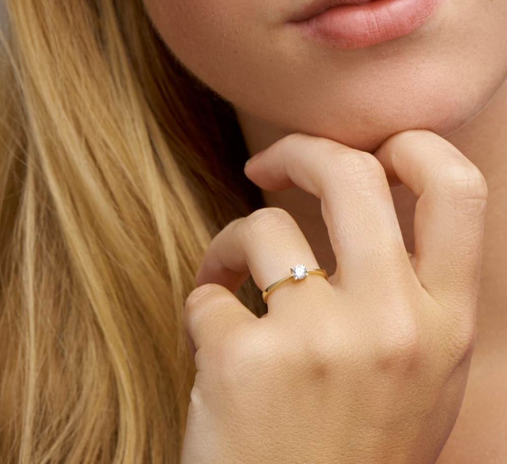 solitair-ring-van-14-karaat-goud-met-centrale-zirkonia-in-chatonzetting