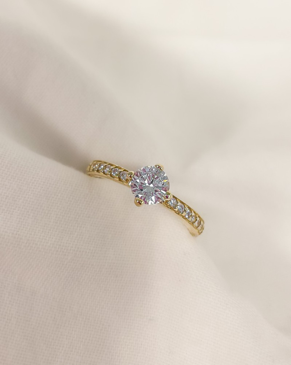 solitair-ring-van-goud-met-briljante-zirkonia-s-van-7-mm-breed